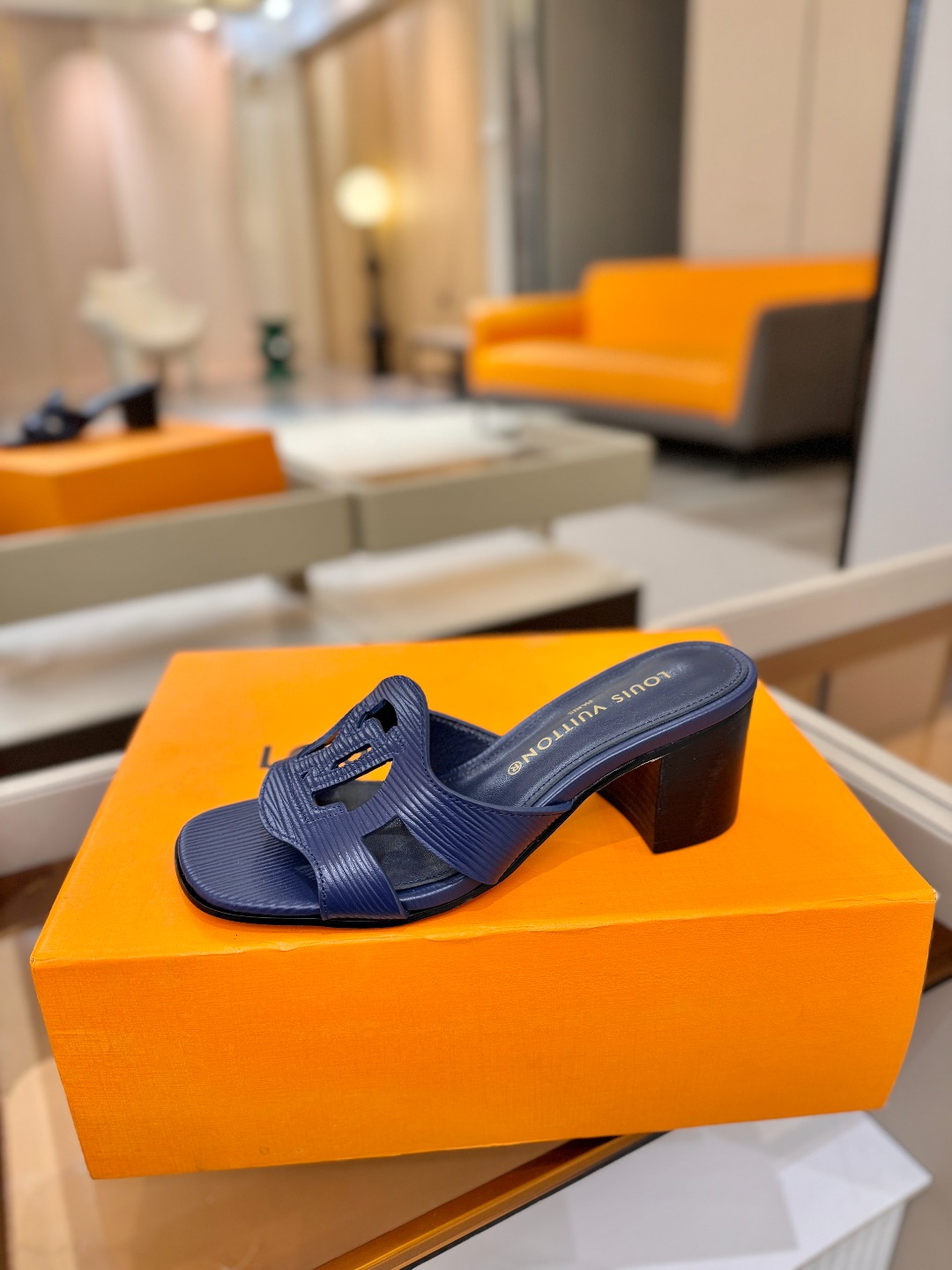 L✔️家 春夏款专柜走秀官网系列、同步更新、完美楦型、再现经典、工艺及其复杂、走路不累脚、不挑人、上脚大