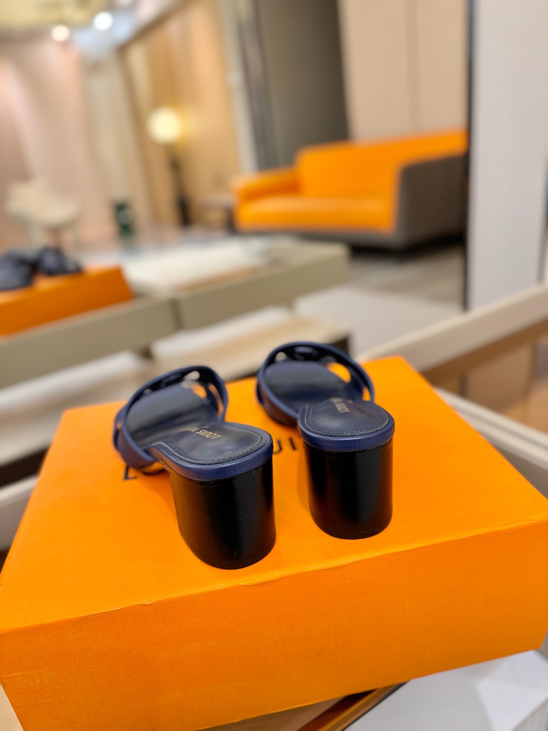 L✔️家 春夏款专柜走秀官网系列、同步更新、完美楦型、再现经典、工艺及其复杂、走路不累脚、不挑人、上脚大