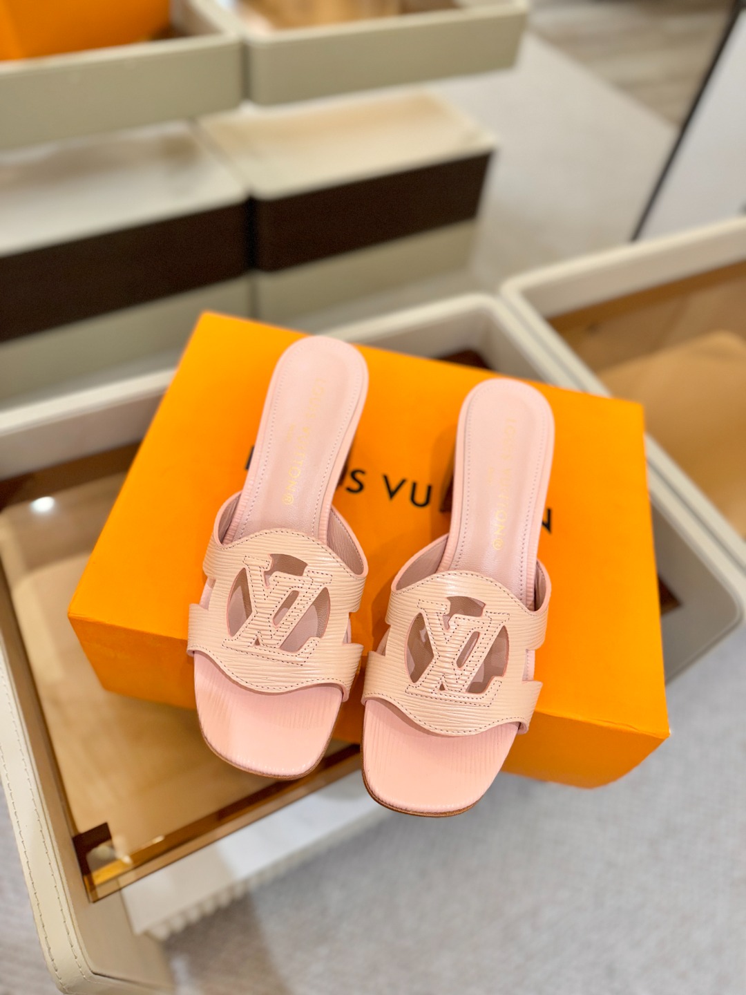 L✔️家 春夏款专柜走秀官网系列、同步更新、完美楦型、再现经典、工艺及其复杂、走路不累脚、不挑人、上脚大