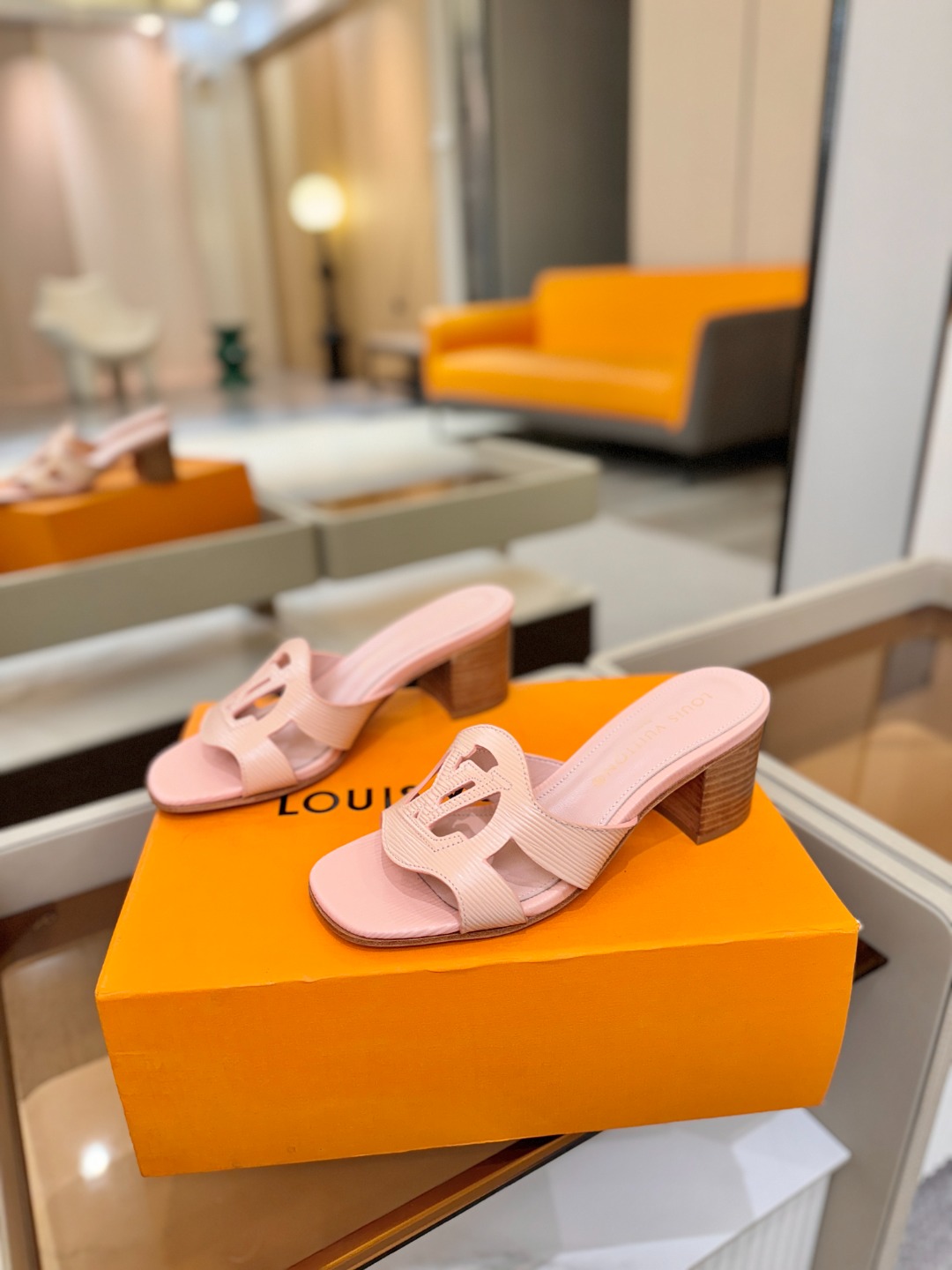 L✔️家 春夏款专柜走秀官网系列、同步更新、完美楦型、再现经典、工艺及其复杂、走路不累脚、不挑人、上脚大