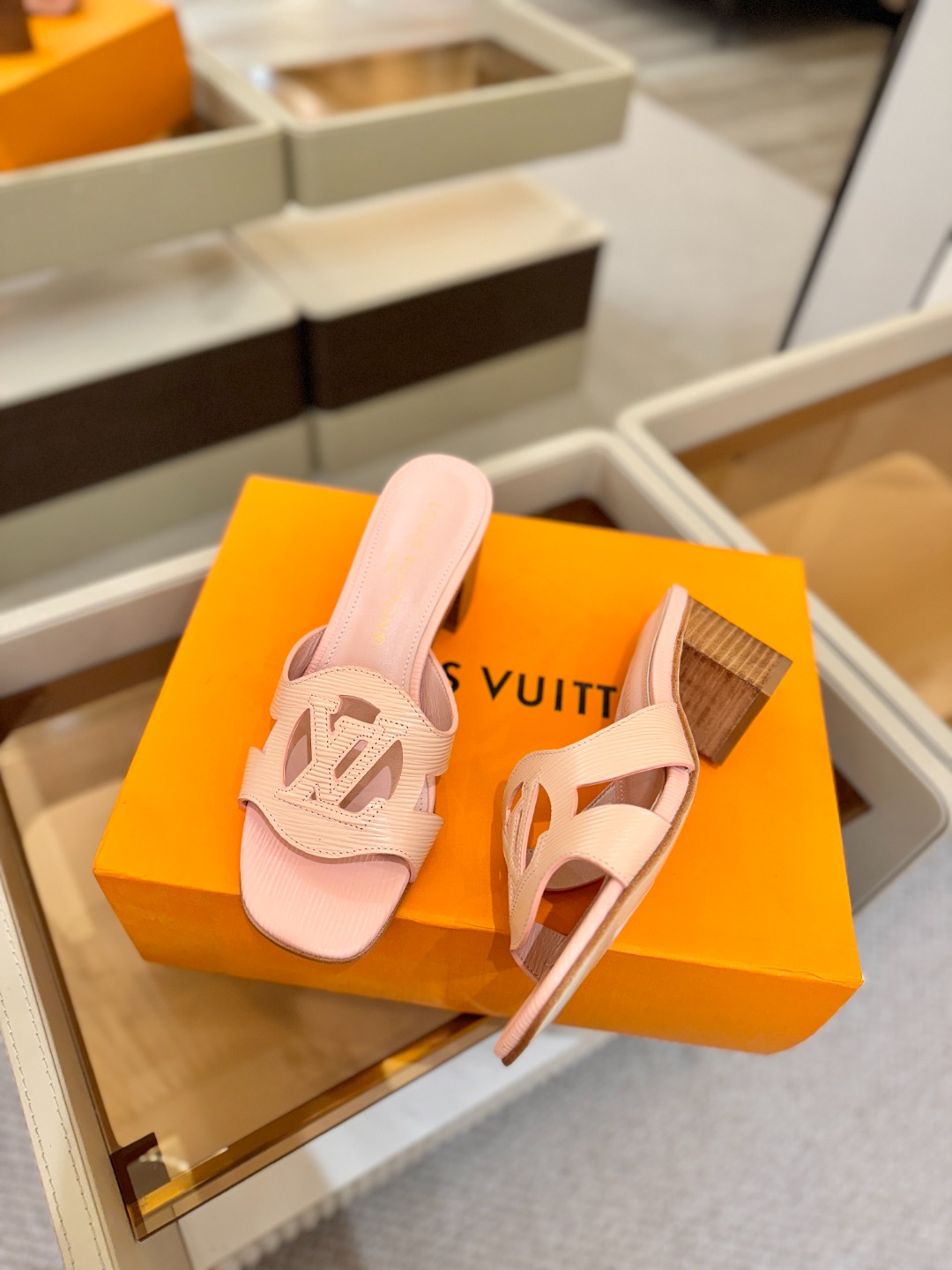 L✔️家 春夏款专柜走秀官网系列、同步更新、完美楦型、再现经典、工艺及其复杂、走路不累脚、不挑人、上脚大