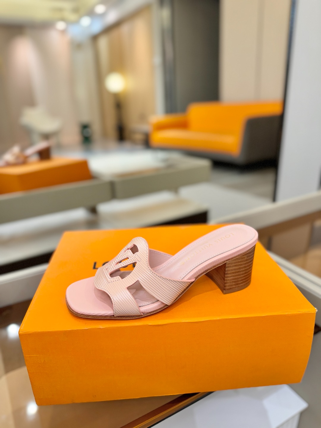 L✔️家 春夏款专柜走秀官网系列、同步更新、完美楦型、再现经典、工艺及其复杂、走路不累脚、不挑人、上脚大