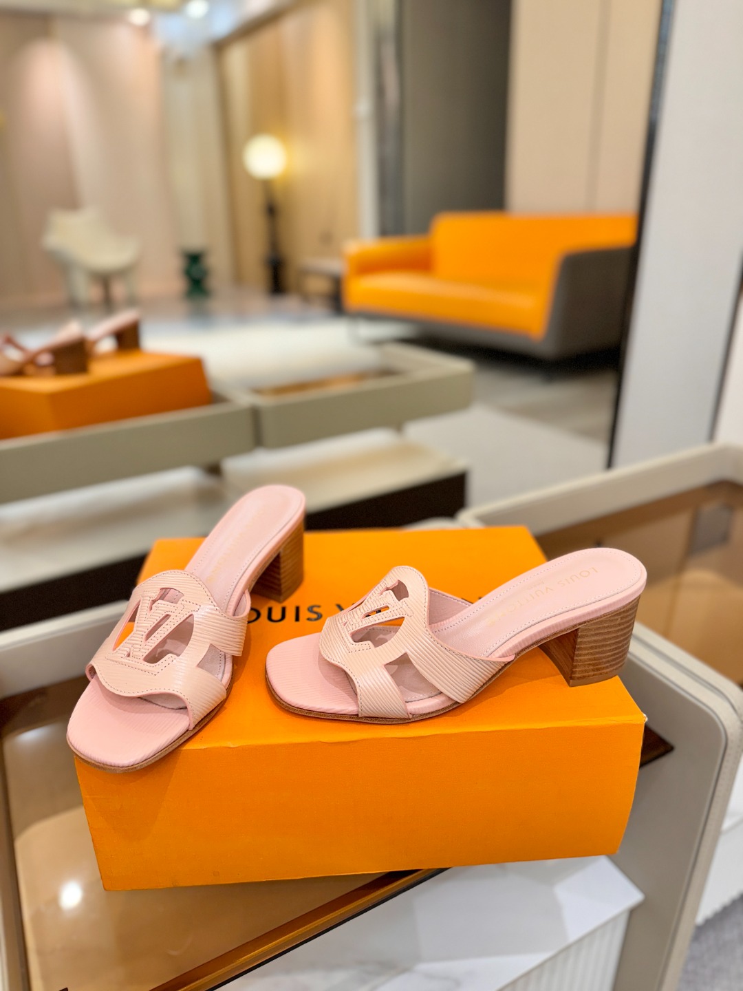 L✔️家 春夏款专柜走秀官网系列、同步更新、完美楦型、再现经典、工艺及其复杂、走路不累脚、不挑人、上脚大