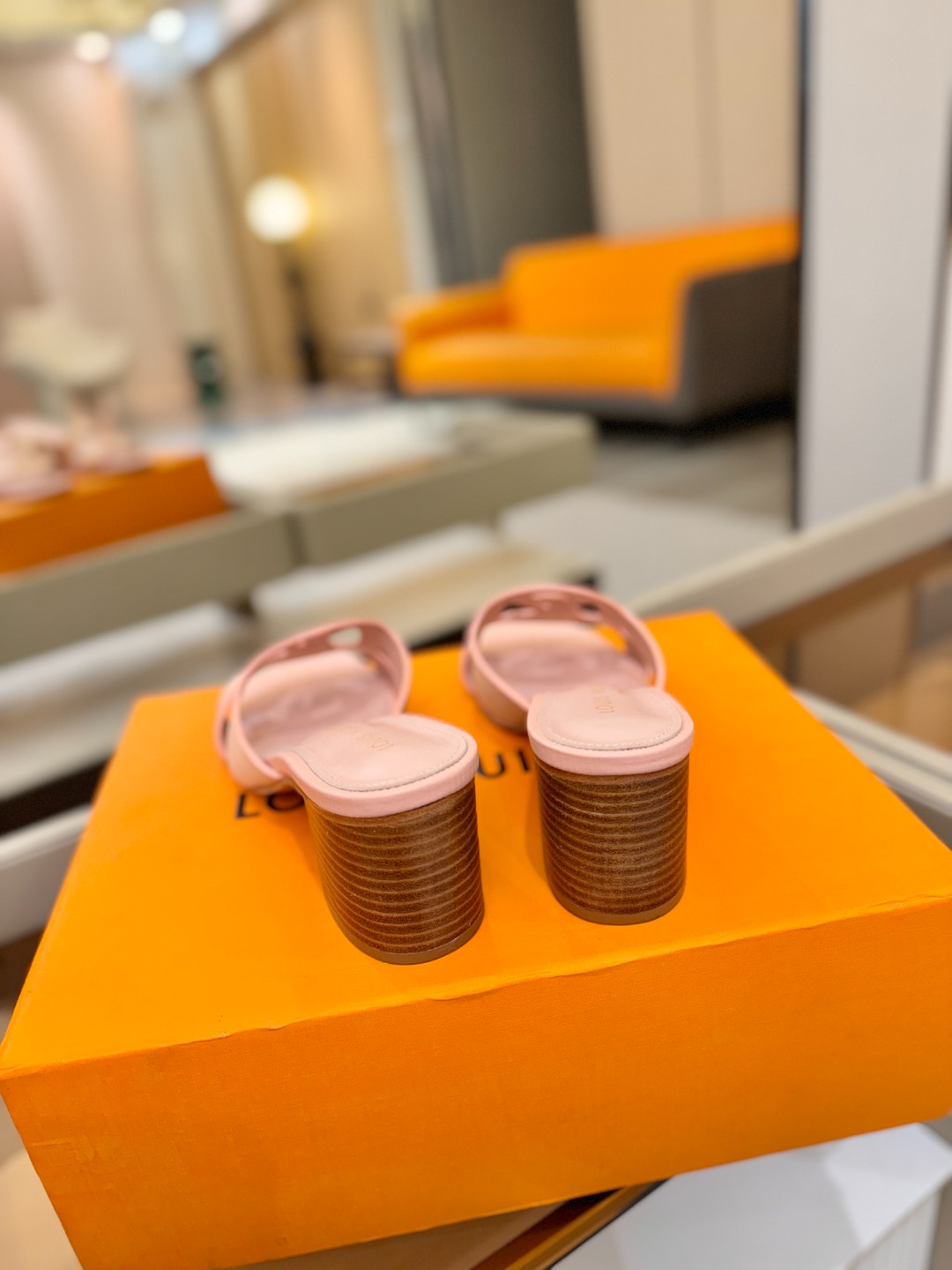 L✔️家 春夏款专柜走秀官网系列、同步更新、完美楦型、再现经典、工艺及其复杂、走路不累脚、不挑人、上脚大