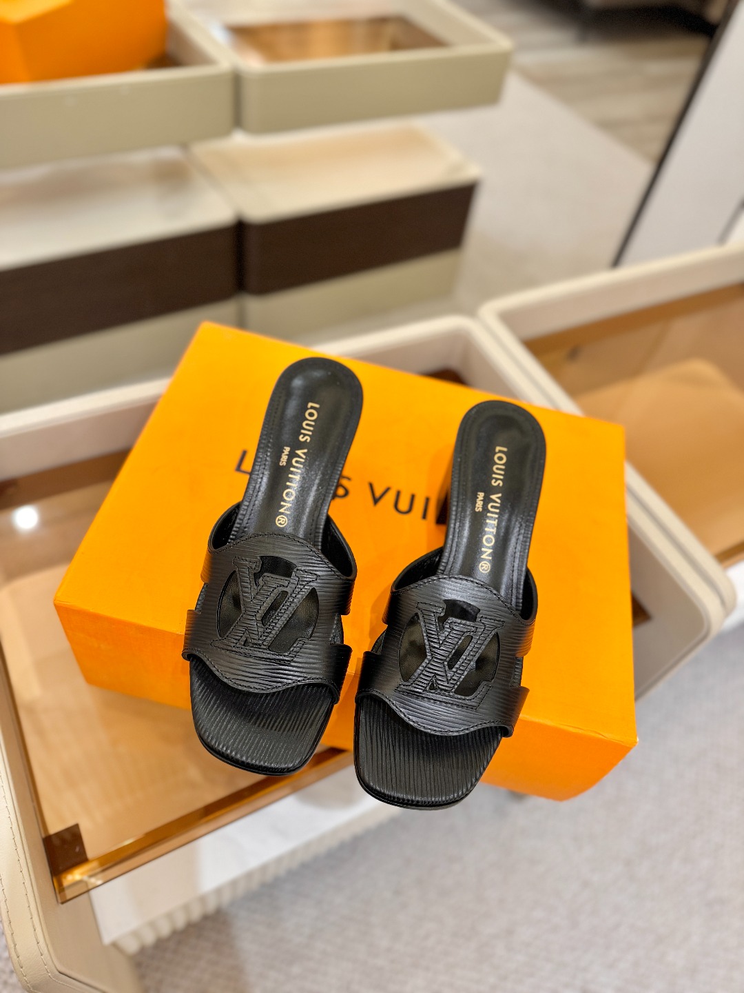 L✔️家 春夏款专柜走秀官网系列、同步更新、完美楦型、再现经典、工艺及其复杂、走路不累脚、不挑人、上脚大