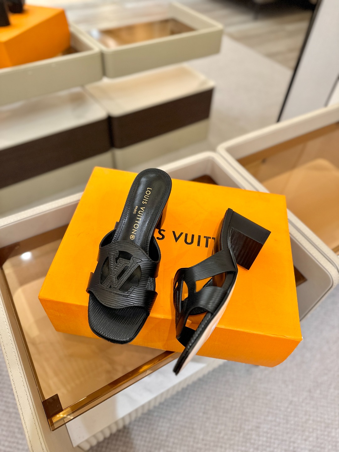 L✔️家 春夏款专柜走秀官网系列、同步更新、完美楦型、再现经典、工艺及其复杂、走路不累脚、不挑人、上脚大