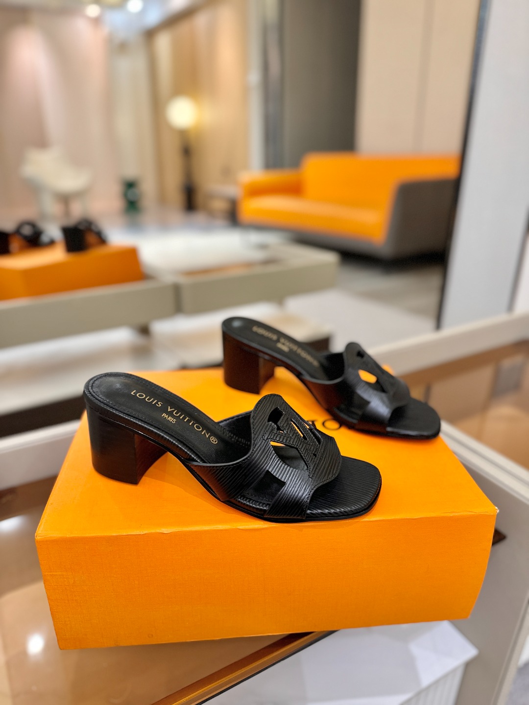 L✔️家 春夏款专柜走秀官网系列、同步更新、完美楦型、再现经典、工艺及其复杂、走路不累脚、不挑人、上脚大