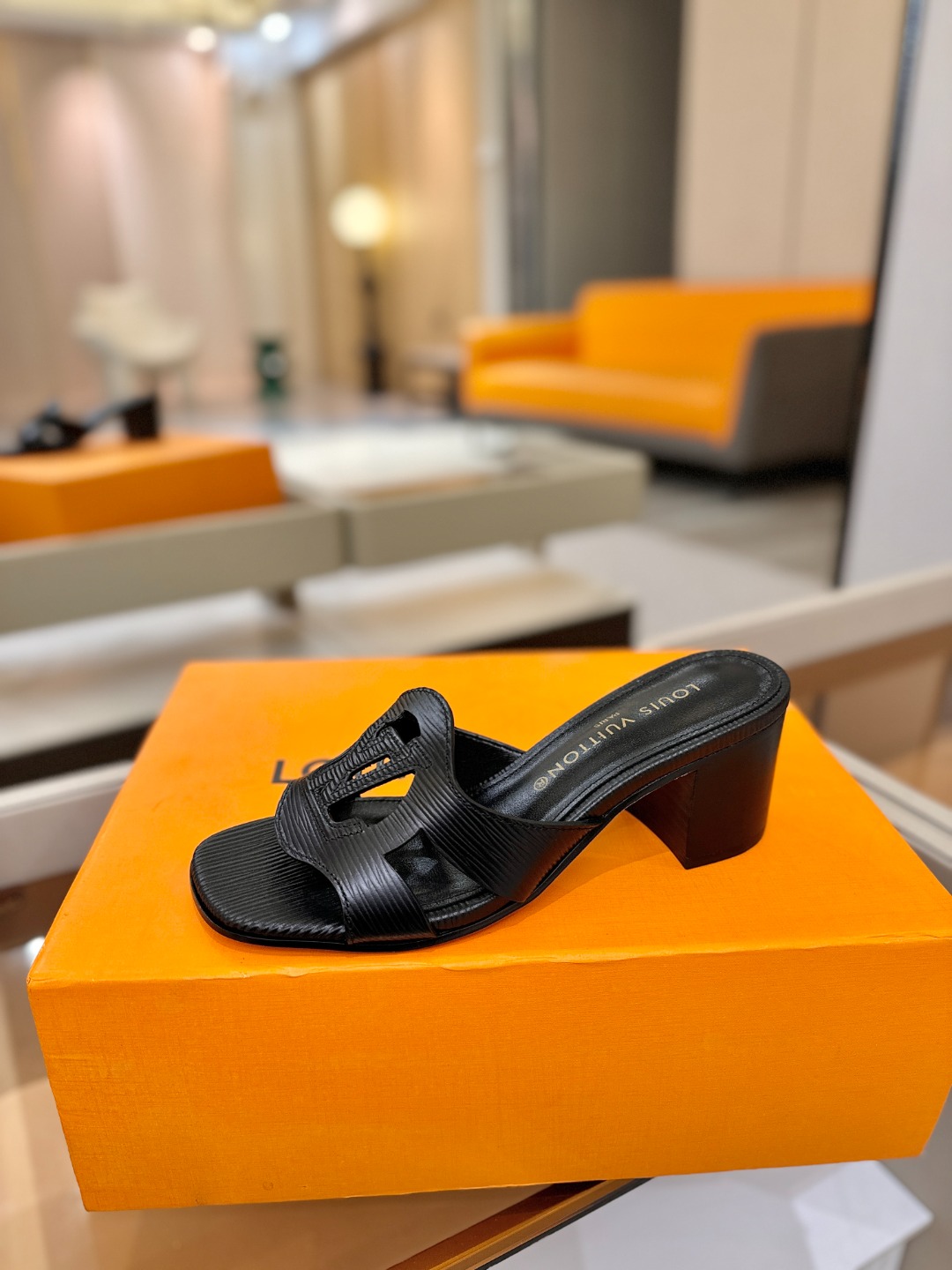 L✔️家 春夏款专柜走秀官网系列、同步更新、完美楦型、再现经典、工艺及其复杂、走路不累脚、不挑人、上脚大