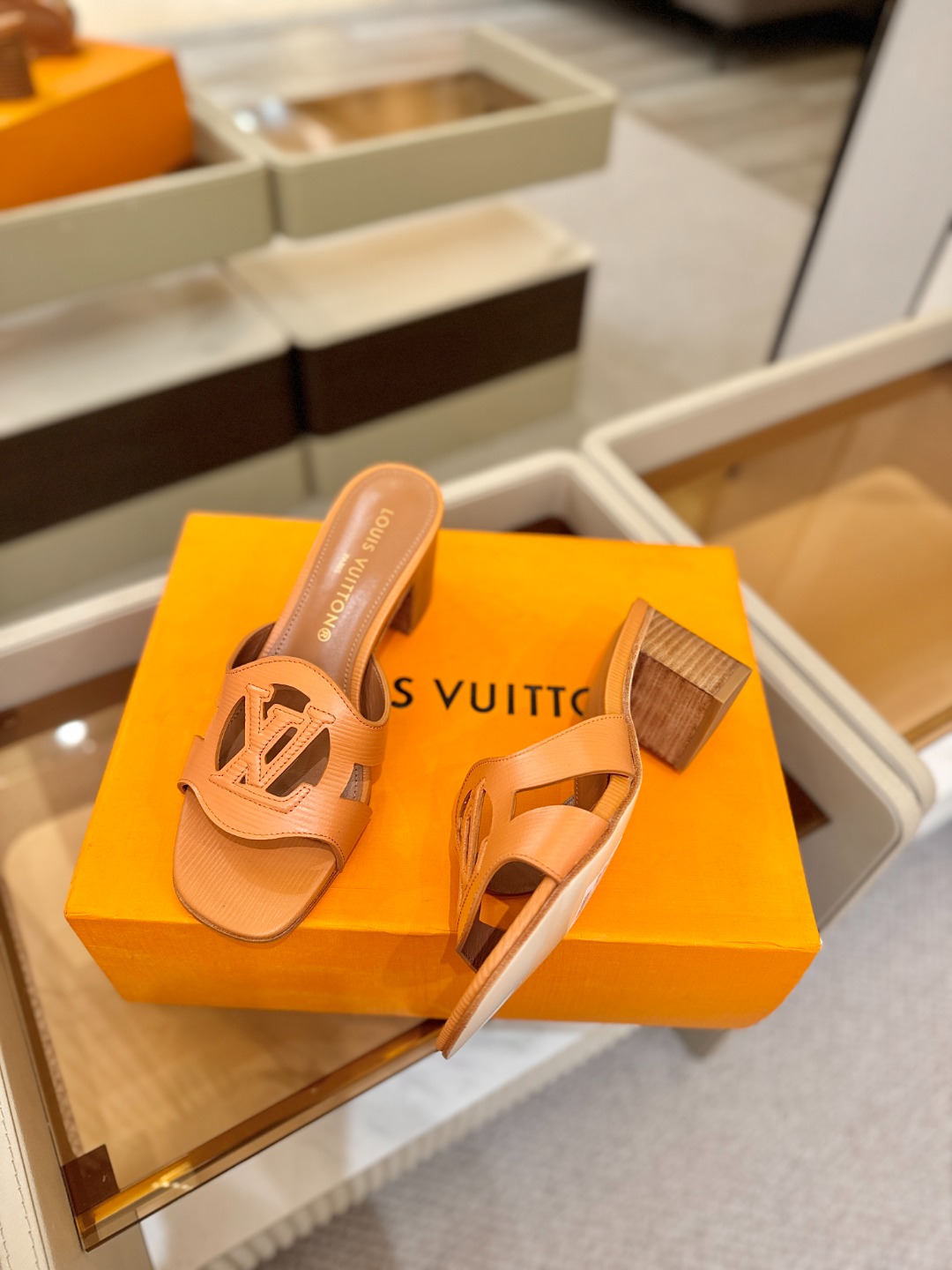 L✔️家 春夏款专柜走秀官网系列、同步更新、完美楦型、再现经典、工艺及其复杂、走路不累脚、不挑人、上脚大