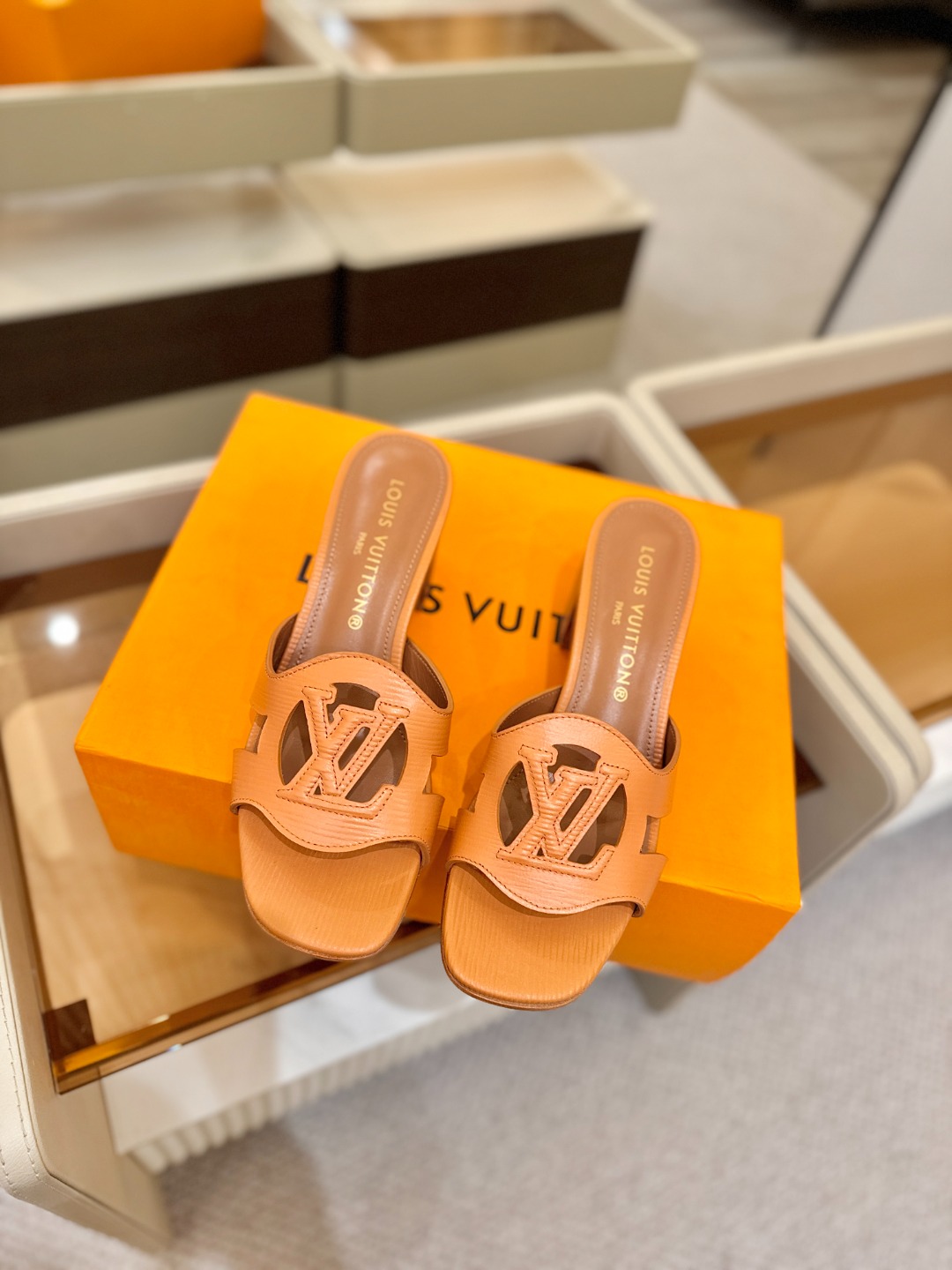 L✔️家 春夏款专柜走秀官网系列、同步更新、完美楦型、再现经典、工艺及其复杂、走路不累脚、不挑人、上脚大