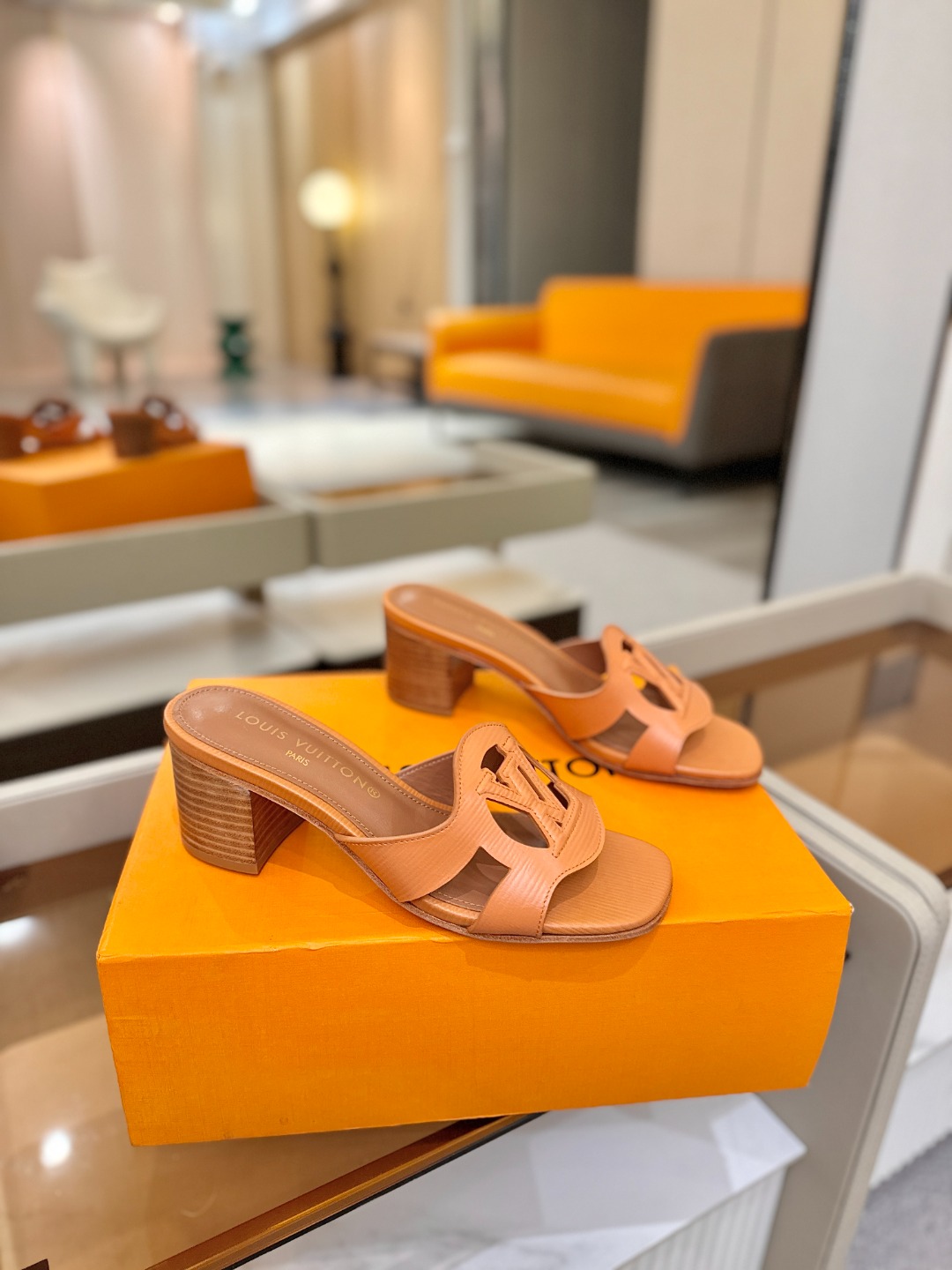 L✔️家 春夏款专柜走秀官网系列、同步更新、完美楦型、再现经典、工艺及其复杂、走路不累脚、不挑人、上脚大