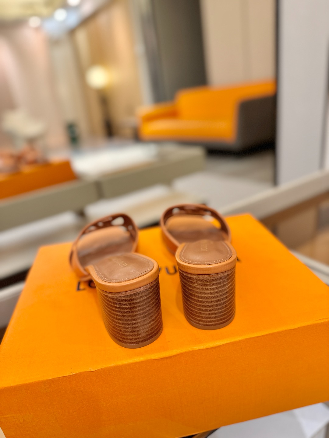 L✔️家 春夏款专柜走秀官网系列、同步更新、完美楦型、再现经典、工艺及其复杂、走路不累脚、不挑人、上脚大