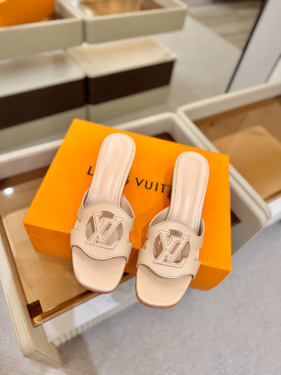 L✔️家 春夏款专柜走秀官网系列、同步更新、完美楦型、再现经典、工艺及其复杂、走路不累脚、不挑人、上脚大