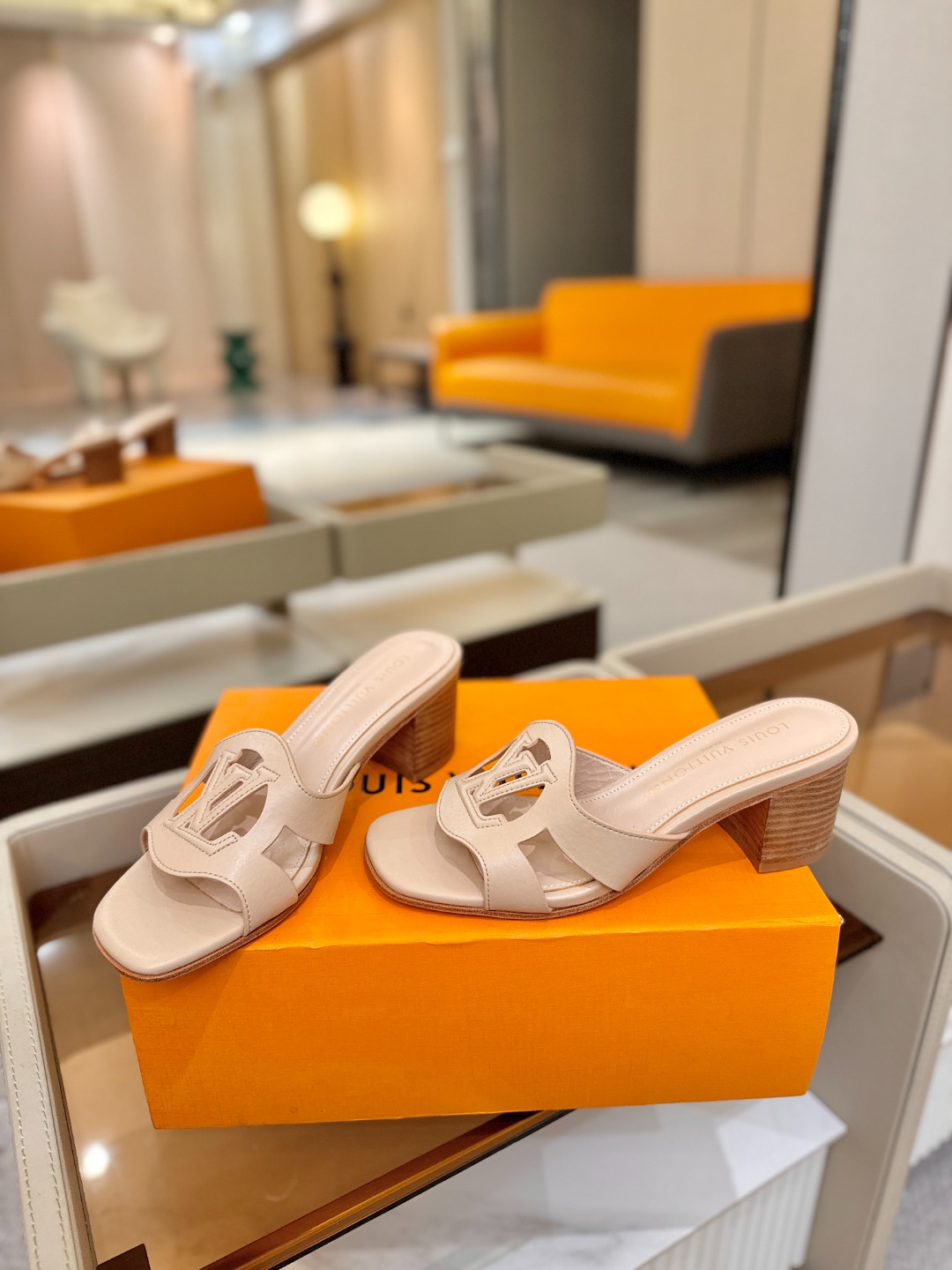 L✔️家 春夏款专柜走秀官网系列、同步更新、完美楦型、再现经典、工艺及其复杂、走路不累脚、不挑人、上脚大