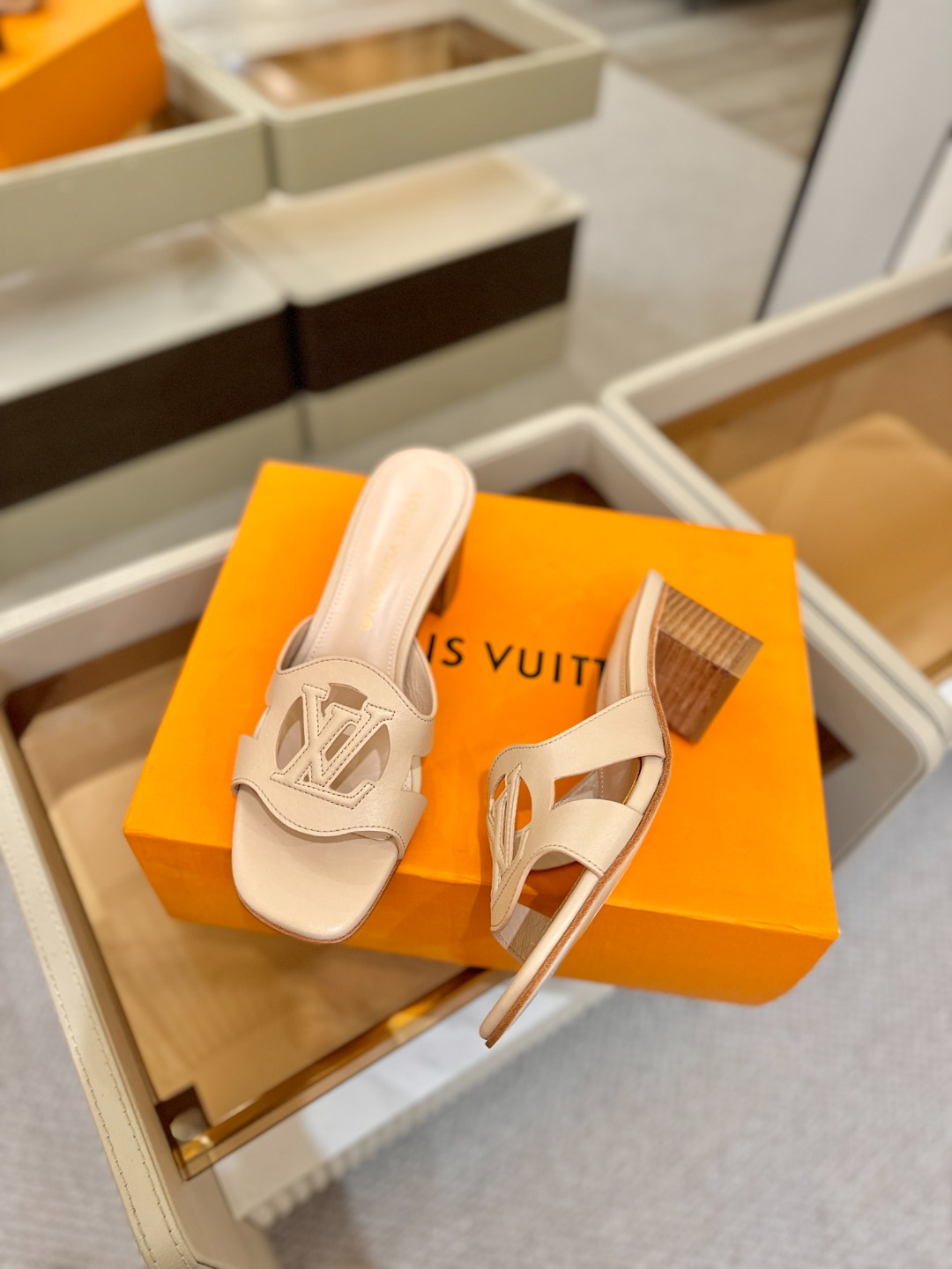 L✔️家 春夏款专柜走秀官网系列、同步更新、完美楦型、再现经典、工艺及其复杂、走路不累脚、不挑人、上脚大