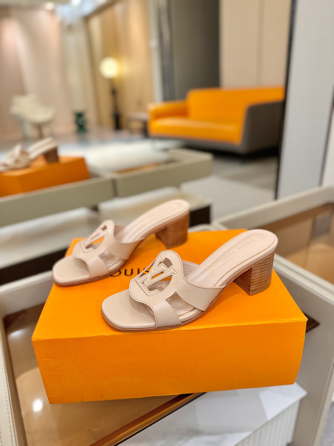 L✔️家 春夏款专柜走秀官网系列、同步更新、完美楦型、再现经典、工艺及其复杂、走路不累脚、不挑人、上脚大