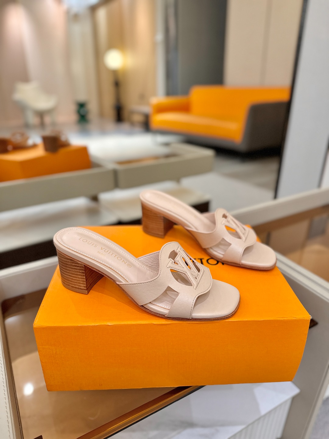 L✔️家 春夏款专柜走秀官网系列、同步更新、完美楦型、再现经典、工艺及其复杂、走路不累脚、不挑人、上脚大