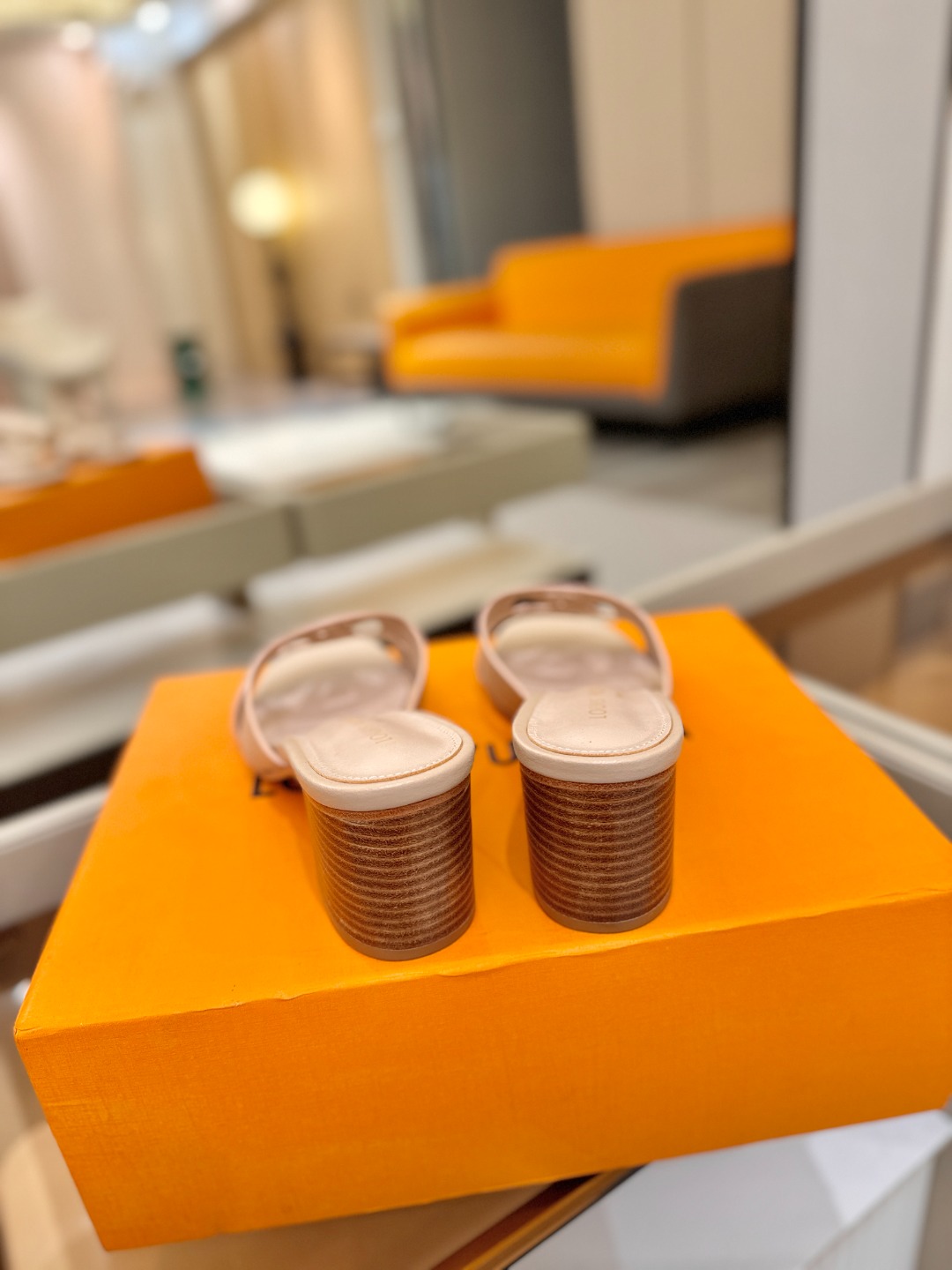 L✔️家 春夏款专柜走秀官网系列、同步更新、完美楦型、再现经典、工艺及其复杂、走路不累脚、不挑人、上脚大