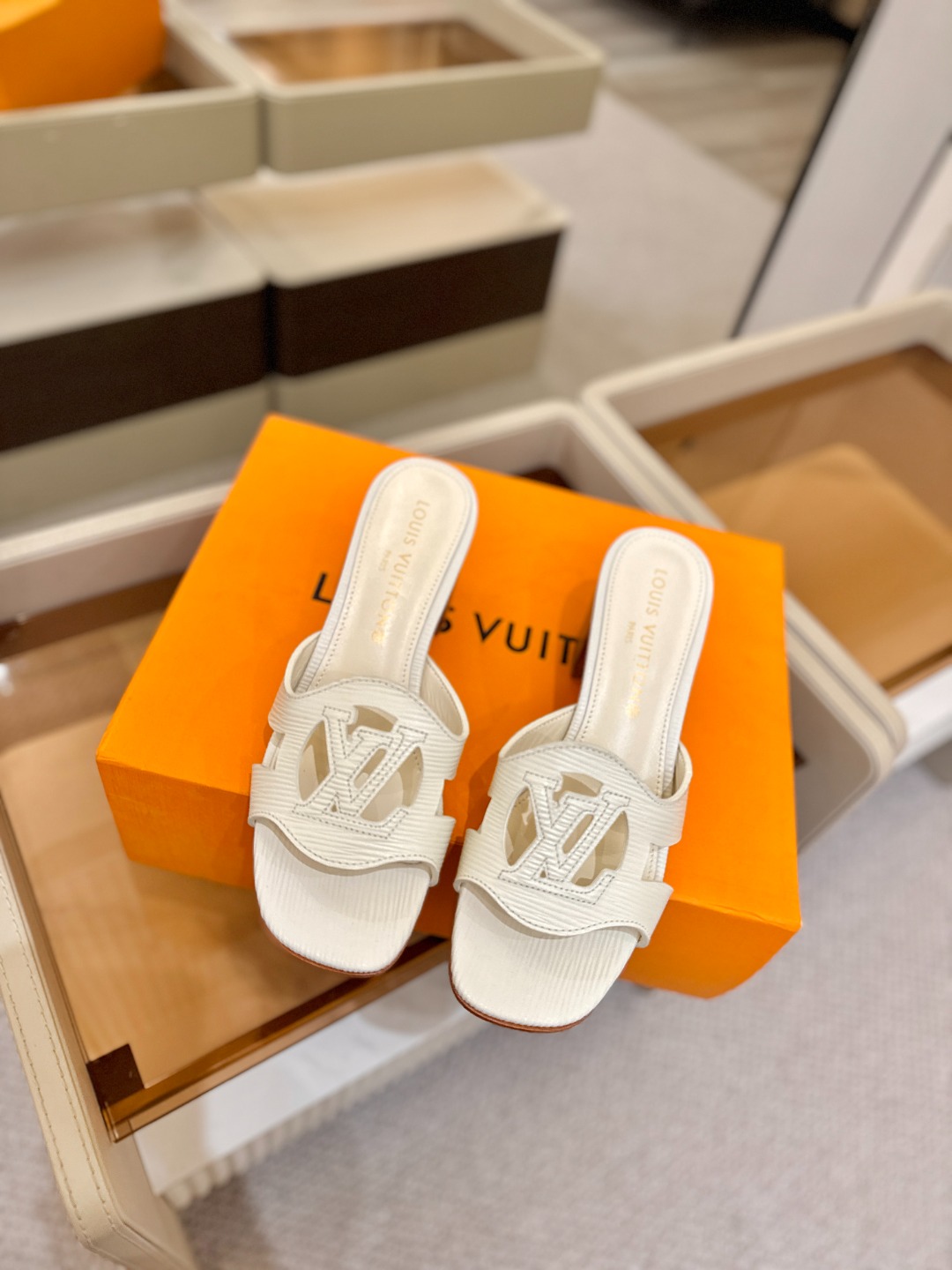 L✔️家 春夏款专柜走秀官网系列、同步更新、完美楦型、再现经典、工艺及其复杂、走路不累脚、不挑人、上脚大