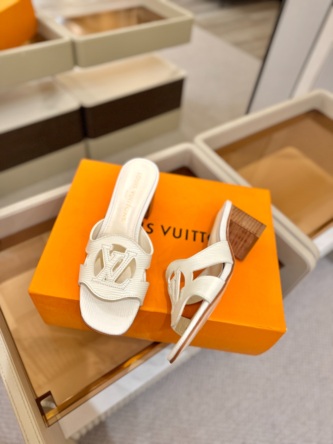 L✔️家 春夏款专柜走秀官网系列、同步更新、完美楦型、再现经典、工艺及其复杂、走路不累脚、不挑人、上脚大