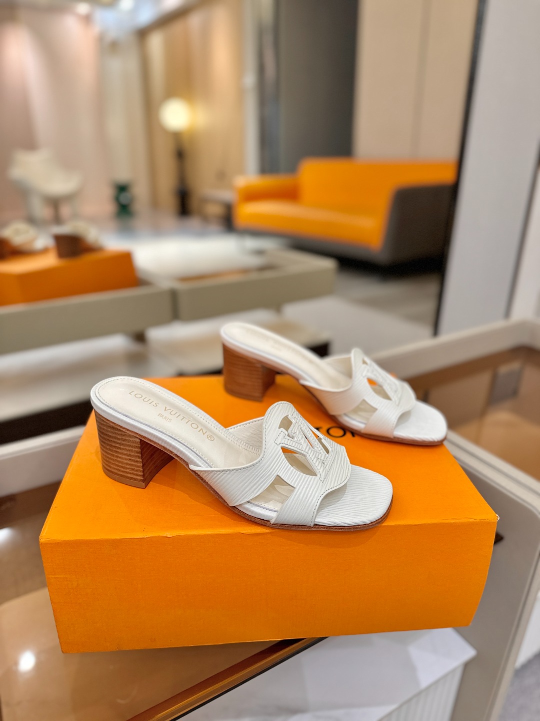 L✔️家 春夏款专柜走秀官网系列、同步更新、完美楦型、再现经典、工艺及其复杂、走路不累脚、不挑人、上脚大