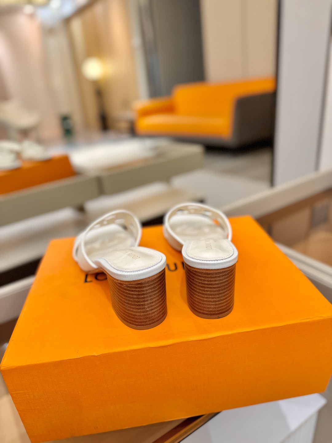 L✔️家 春夏款专柜走秀官网系列、同步更新、完美楦型、再现经典、工艺及其复杂、走路不累脚、不挑人、上脚大