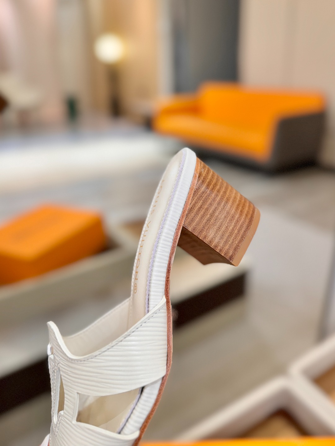 L✔️家 春夏款专柜走秀官网系列、同步更新、完美楦型、再现经典、工艺及其复杂、走路不累脚、不挑人、上脚大