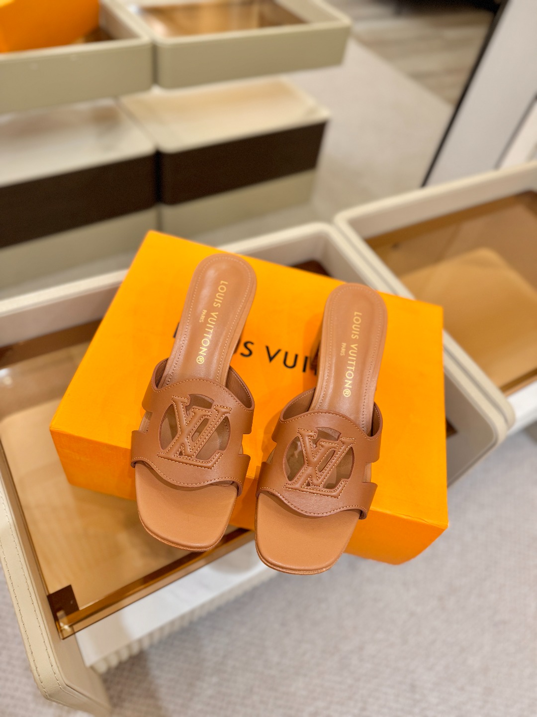 L✔️家 春夏款专柜走秀官网系列、同步更新、完美楦型、再现经典、工艺及其复杂、走路不累脚、不挑人、上脚大