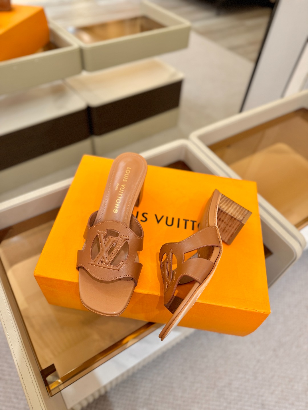 L✔️家 春夏款专柜走秀官网系列、同步更新、完美楦型、再现经典、工艺及其复杂、走路不累脚、不挑人、上脚大