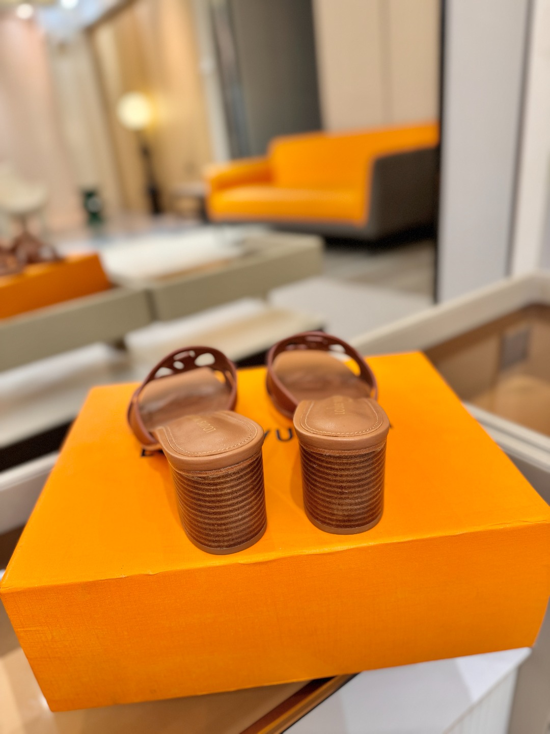 L✔️家 春夏款专柜走秀官网系列、同步更新、完美楦型、再现经典、工艺及其复杂、走路不累脚、不挑人、上脚大