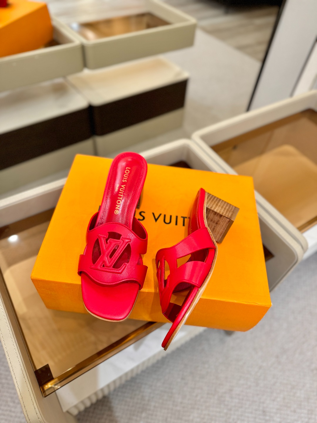 L✔️家 春夏款专柜走秀官网系列、同步更新、完美楦型、再现经典、工艺及其复杂、走路不累脚、不挑人、上脚大