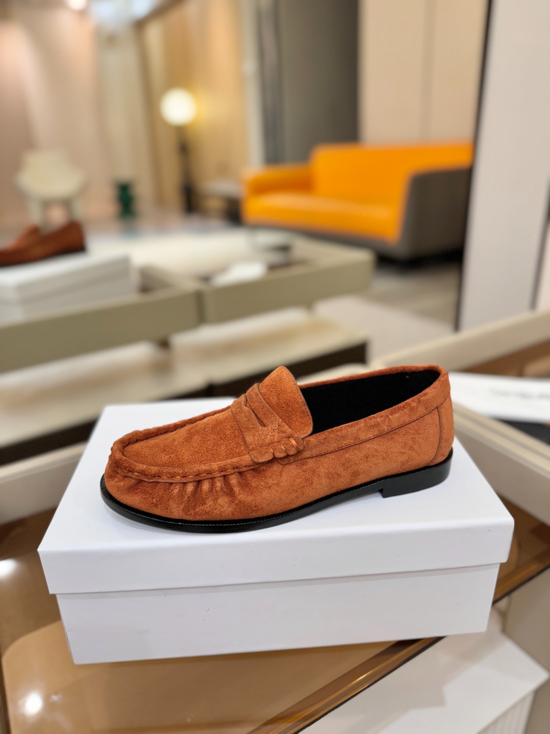 NO:781837,Price (couple model) SAINT LAURENT Yves Saint Laurent's new pleated loafer series. The relaxation of YSL girls is really taken care of. It is simply a high-end cheating device!  The pleated calf leather comes with a lazy filter, and the metal YSL logo is the finishing touch. The soft shoe shape does not have the restrictive feeling of stiff leather shoes. Stepping on your feet will make you look effortlessly fashionable!  Fabrics are customized cow leather/cow leather, lining imported sheep leather, foot pads mixed sheepskin, hardware original retro copper buckle, outsole Italian double-layer combination genuine leather outsole with copper nails, size 35-41 for women/39-45 for men (39.40.41 for women, 39.45 for men, customized and non-refundable), full set of the latest packaging, loafers, saint laurent, saint laurent, saint  laurent,loafers,sheepskin,sheep,leather soles19860909价格（情侣款）  SAINT LAURENT 圣罗兰新款褶皱乐福鞋系列 YSL女孩的松弛感真的被狠狠拿捏 简直是高级感作弊器本器！ 褶皱小牛京皮自带慵懒滤镜,金属YSL 标一整个点睛之笔,软乎乎的鞋型完全没有硬挺皮鞋的束缚感,踩上脚就是毫不费力的时髦精本精！ 面料定制牛花皮/牛京皮 内里进口羊京皮 垫脚混种羊皮 五金原版复古铜扣 大底意大利双层组合真皮大底带铜钉 码数女35-41/男39-45(女39.40.41男39.45定制不退换) 包装全套最新款包装,乐福鞋,saint laurent,saint laurent,saint laurent,loafers,sheepskin,sheep,Leather soles,Women's Shoes