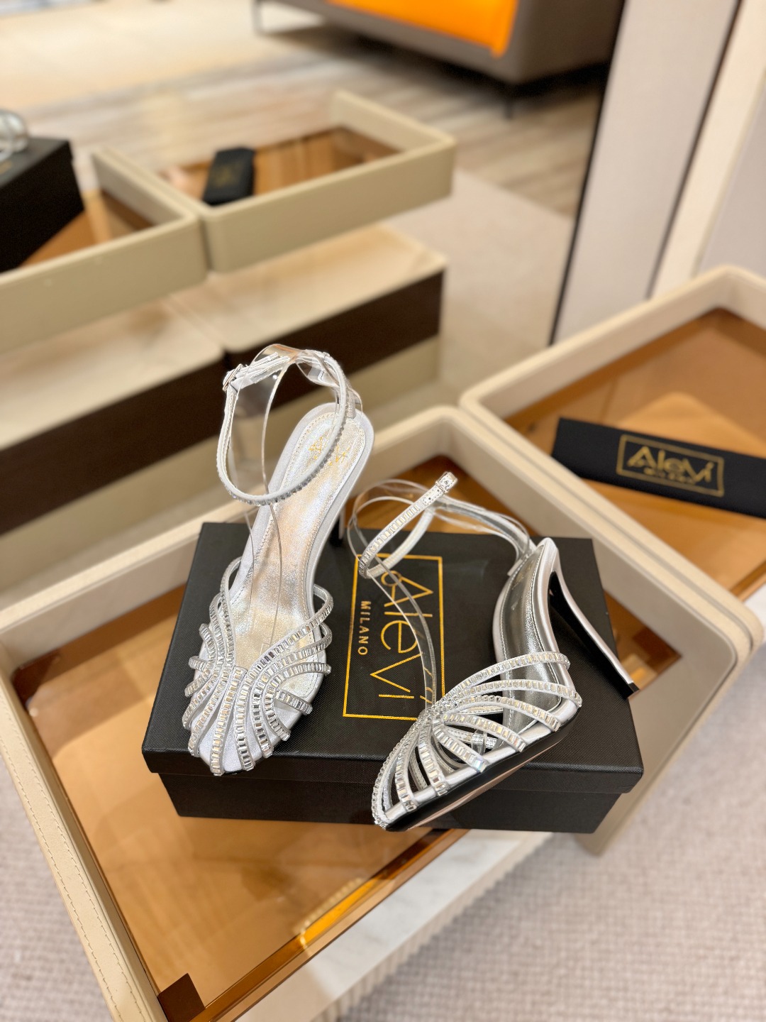阿列维·姆拉诺 𝘼𝙡𝙚𝙫𝙞 𝙈𝙡𝙖𝙣𝙤Alevi Milano闪钻装饰高跟走秀凉鞋一个享有盛誉的奢侈鞋品