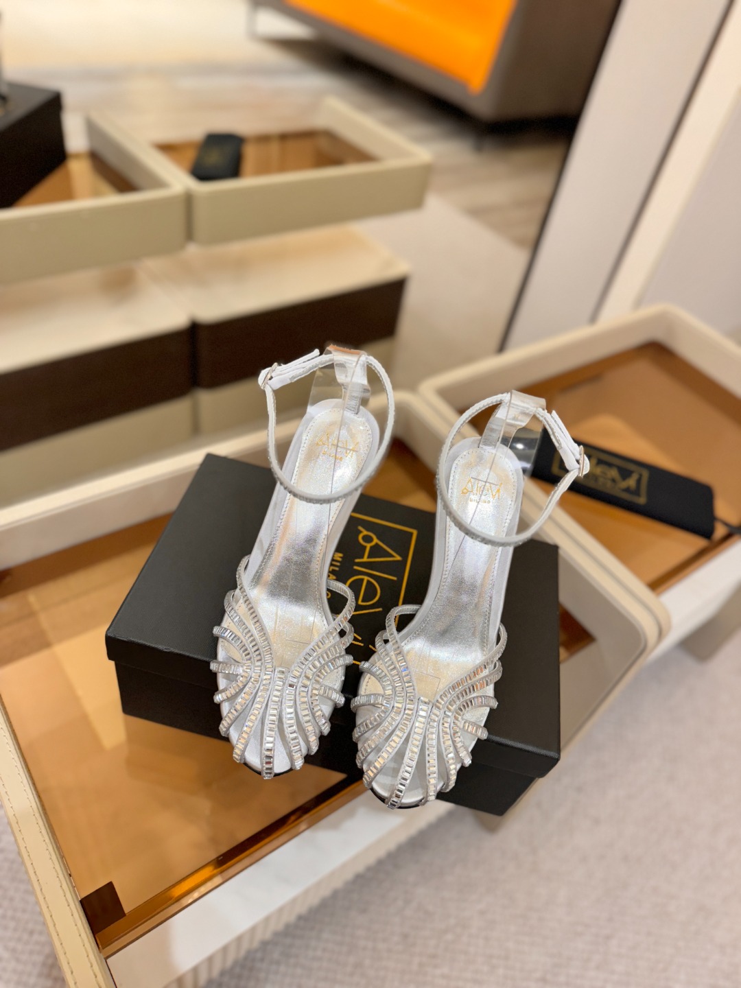 阿列维·姆拉诺 𝘼𝙡𝙚𝙫𝙞 𝙈𝙡𝙖𝙣𝙤Alevi Milano闪钻装饰高跟走秀凉鞋一个享有盛誉的奢侈鞋品