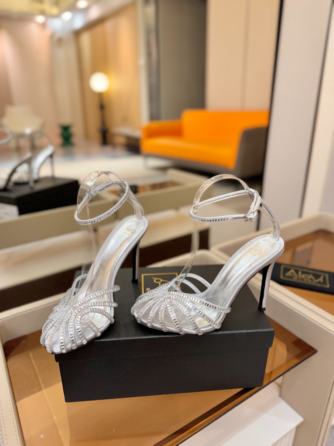 阿列维·姆拉诺 𝘼𝙡𝙚𝙫𝙞 𝙈𝙡𝙖𝙣𝙤Alevi Milano闪钻装饰高跟走秀凉鞋一个享有盛誉的奢侈鞋品