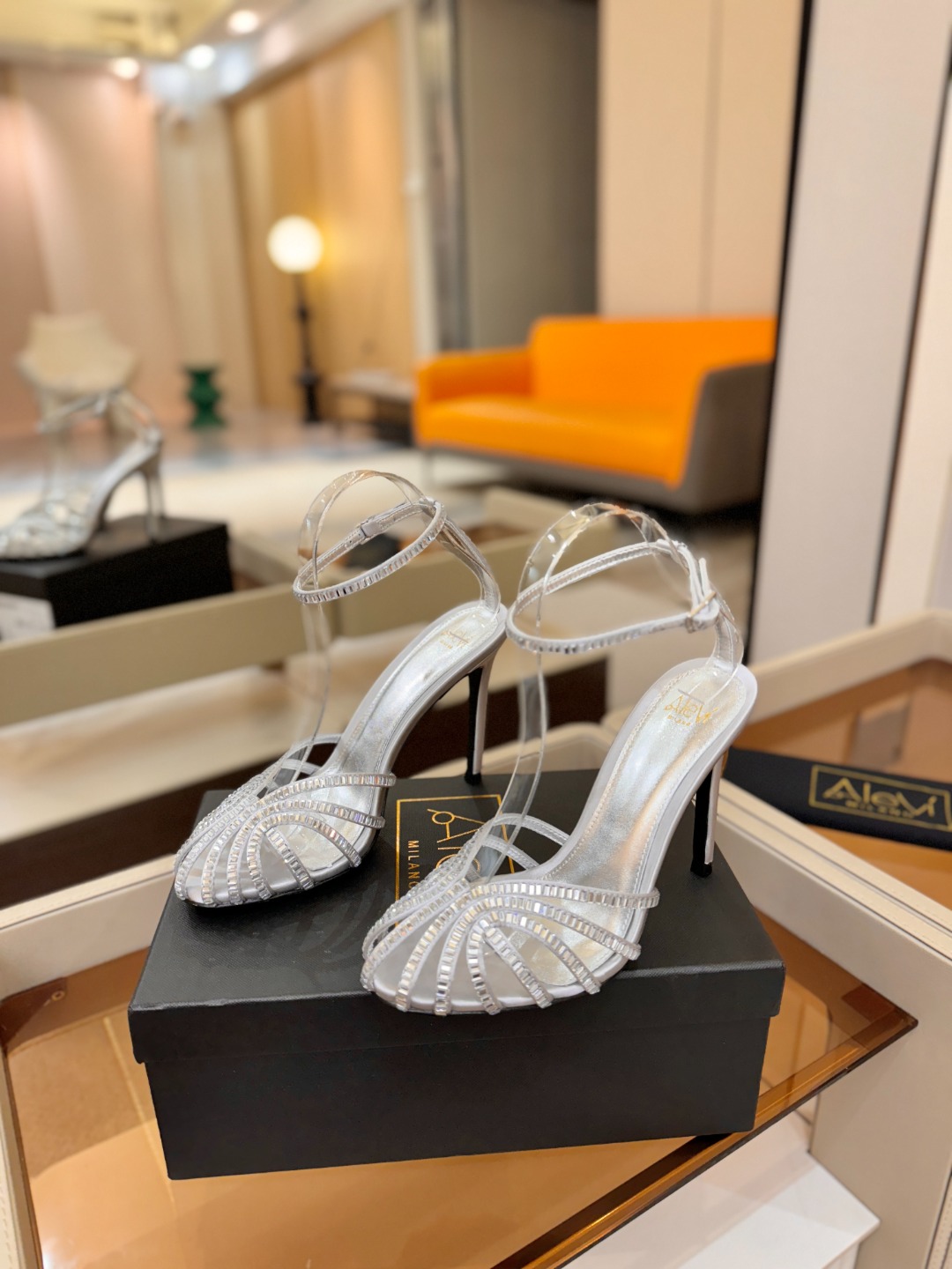 阿列维·姆拉诺 𝘼𝙡𝙚𝙫𝙞 𝙈𝙡𝙖𝙣𝙤Alevi Milano闪钻装饰高跟走秀凉鞋一个享有盛誉的奢侈鞋品