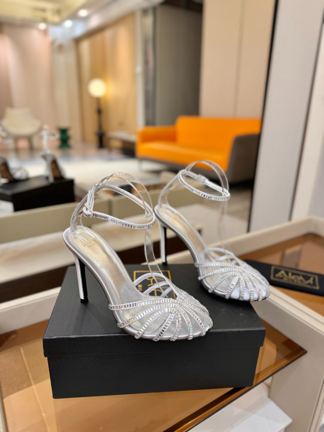 阿列维·姆拉诺 𝘼𝙡𝙚𝙫𝙞 𝙈𝙡𝙖𝙣𝙤Alevi Milano闪钻装饰高跟走秀凉鞋一个享有盛誉的奢侈鞋品