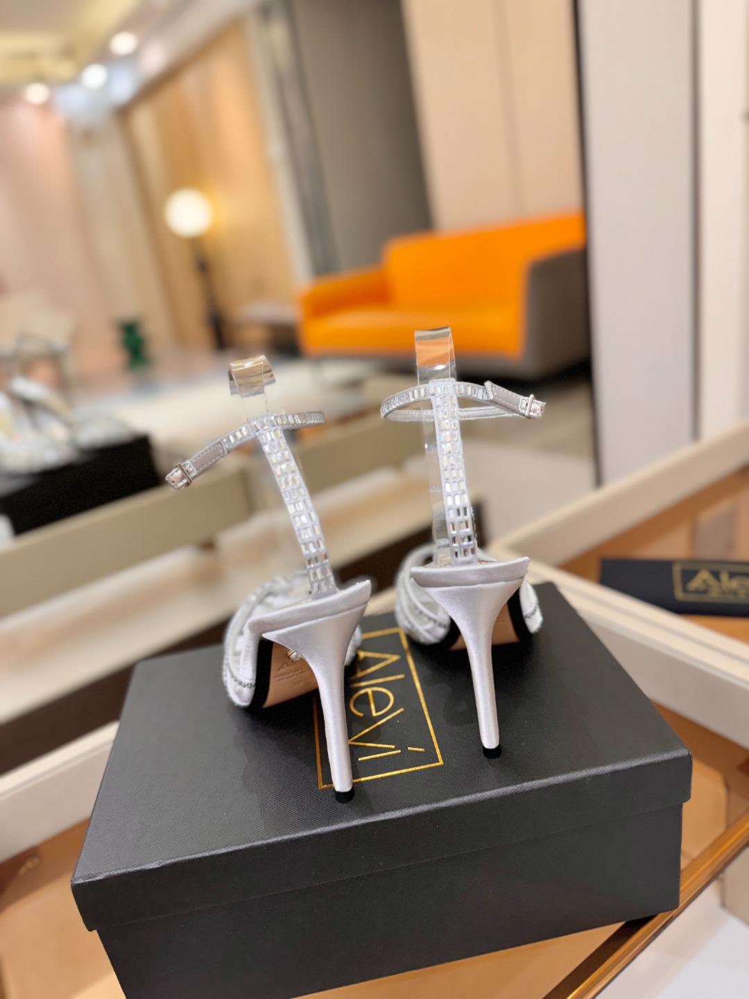 阿列维·姆拉诺 𝘼𝙡𝙚𝙫𝙞 𝙈𝙡𝙖𝙣𝙤Alevi Milano闪钻装饰高跟走秀凉鞋一个享有盛誉的奢侈鞋品