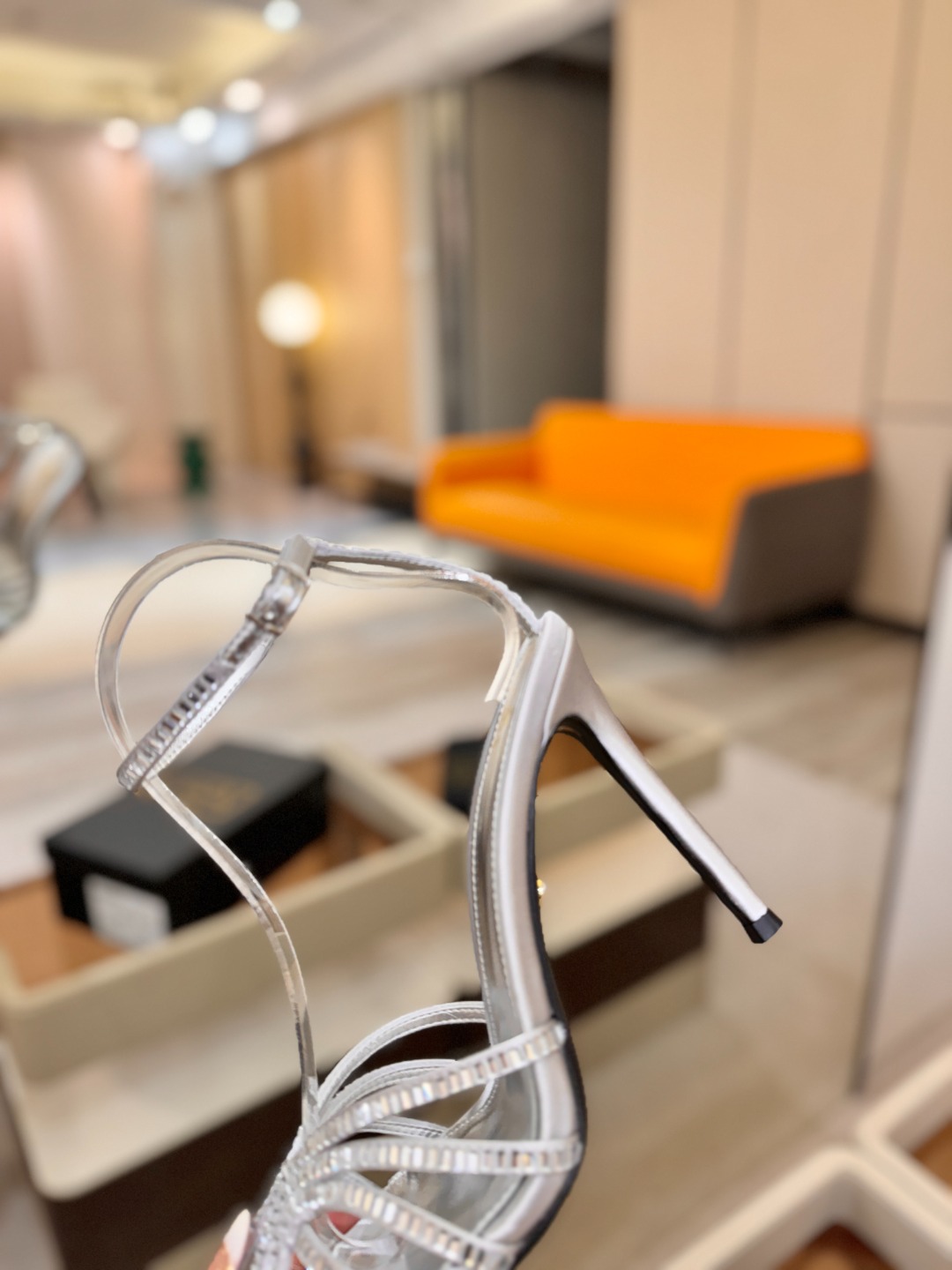 阿列维·姆拉诺 𝘼𝙡𝙚𝙫𝙞 𝙈𝙡𝙖𝙣𝙤Alevi Milano闪钻装饰高跟走秀凉鞋一个享有盛誉的奢侈鞋品