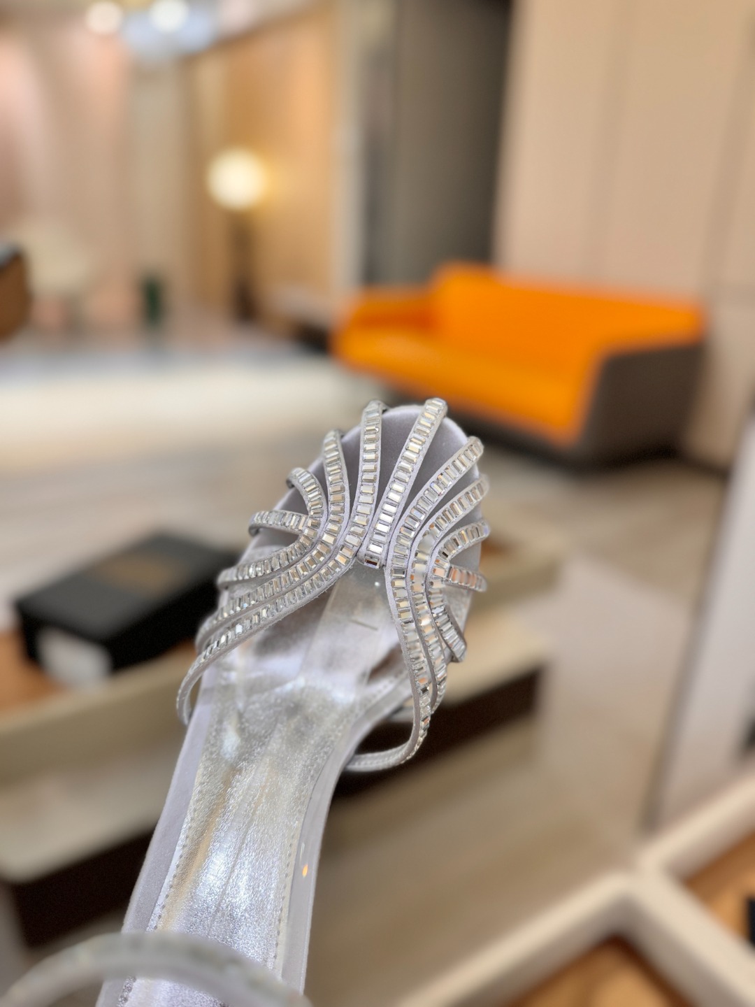 阿列维·姆拉诺 𝘼𝙡𝙚𝙫𝙞 𝙈𝙡𝙖𝙣𝙤Alevi Milano闪钻装饰高跟走秀凉鞋一个享有盛誉的奢侈鞋品