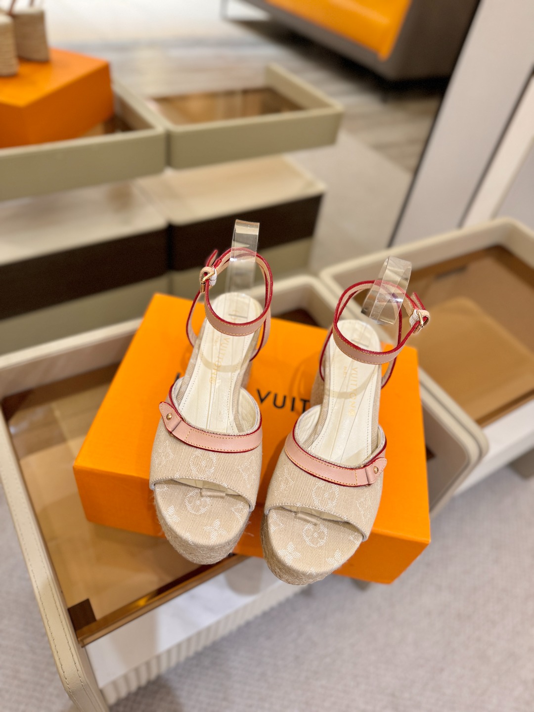 L V 走秀款厚底麻绳凉鞋 🙌 香港原版购入一比一开模 👍 今年的款式比去年增加了新原素 显得更为大牌 