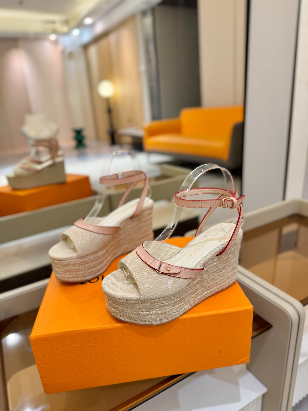 L V 走秀款厚底麻绳凉鞋 🙌 香港原版购入一比一开模 👍 今年的款式比去年增加了新原素 显得更为大牌 