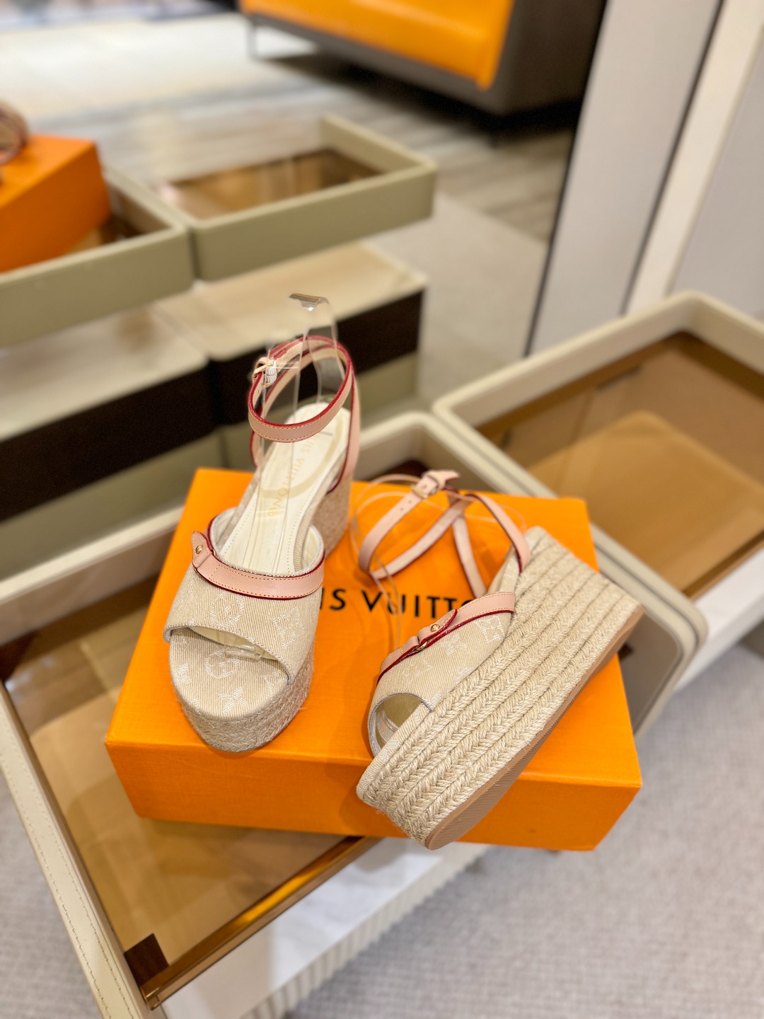L V 走秀款厚底麻绳凉鞋 🙌 香港原版购入一比一开模 👍 今年的款式比去年增加了新原素 显得更为大牌 