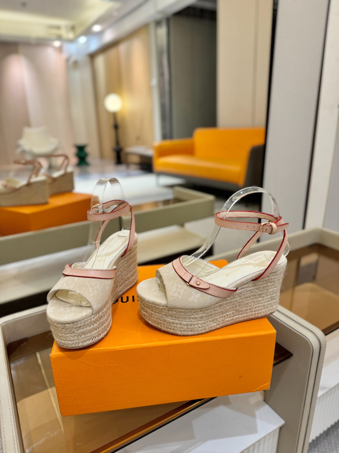 L V 走秀款厚底麻绳凉鞋 🙌 香港原版购入一比一开模 👍 今年的款式比去年增加了新原素 显得更为大牌 