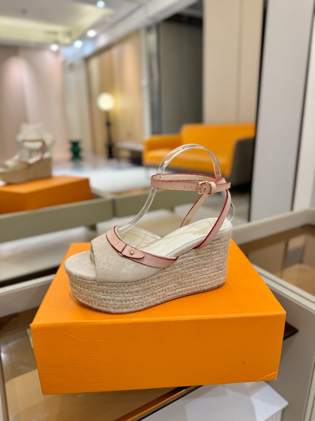 L V 走秀款厚底麻绳凉鞋 🙌 香港原版购入一比一开模 👍 今年的款式比去年增加了新原素 显得更为大牌 