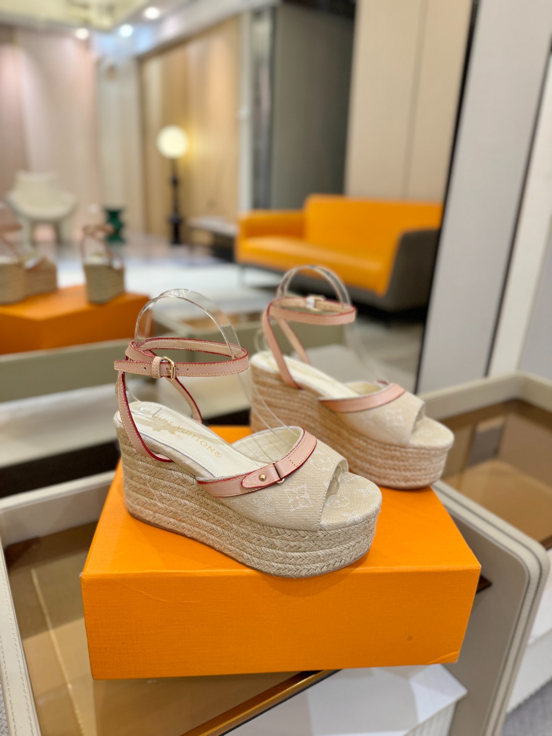 L V 走秀款厚底麻绳凉鞋 🙌 香港原版购入一比一开模 👍 今年的款式比去年增加了新原素 显得更为大牌 