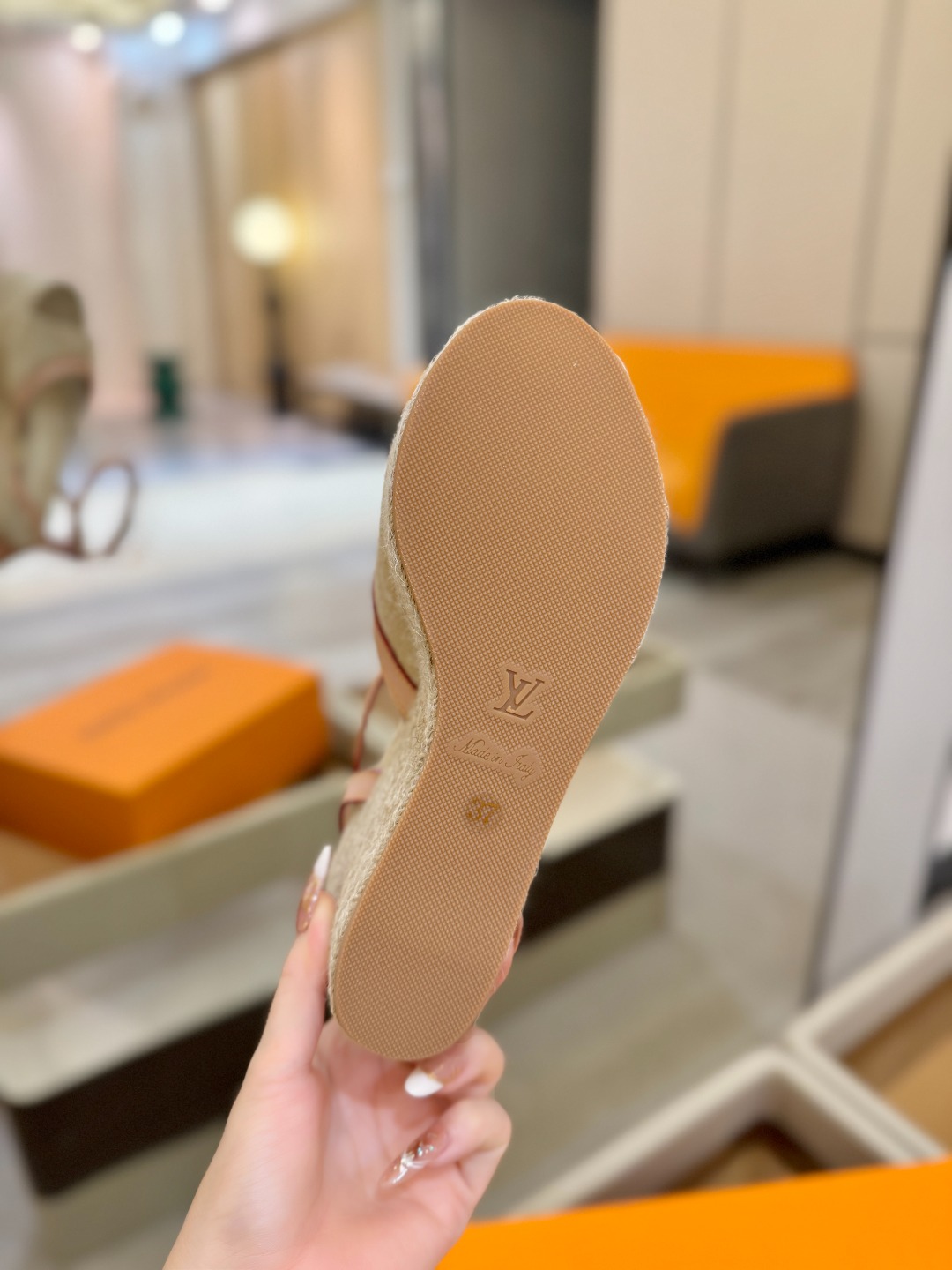 L V 走秀款厚底麻绳凉鞋 🙌 香港原版购入一比一开模 👍 今年的款式比去年增加了新原素 显得更为大牌 