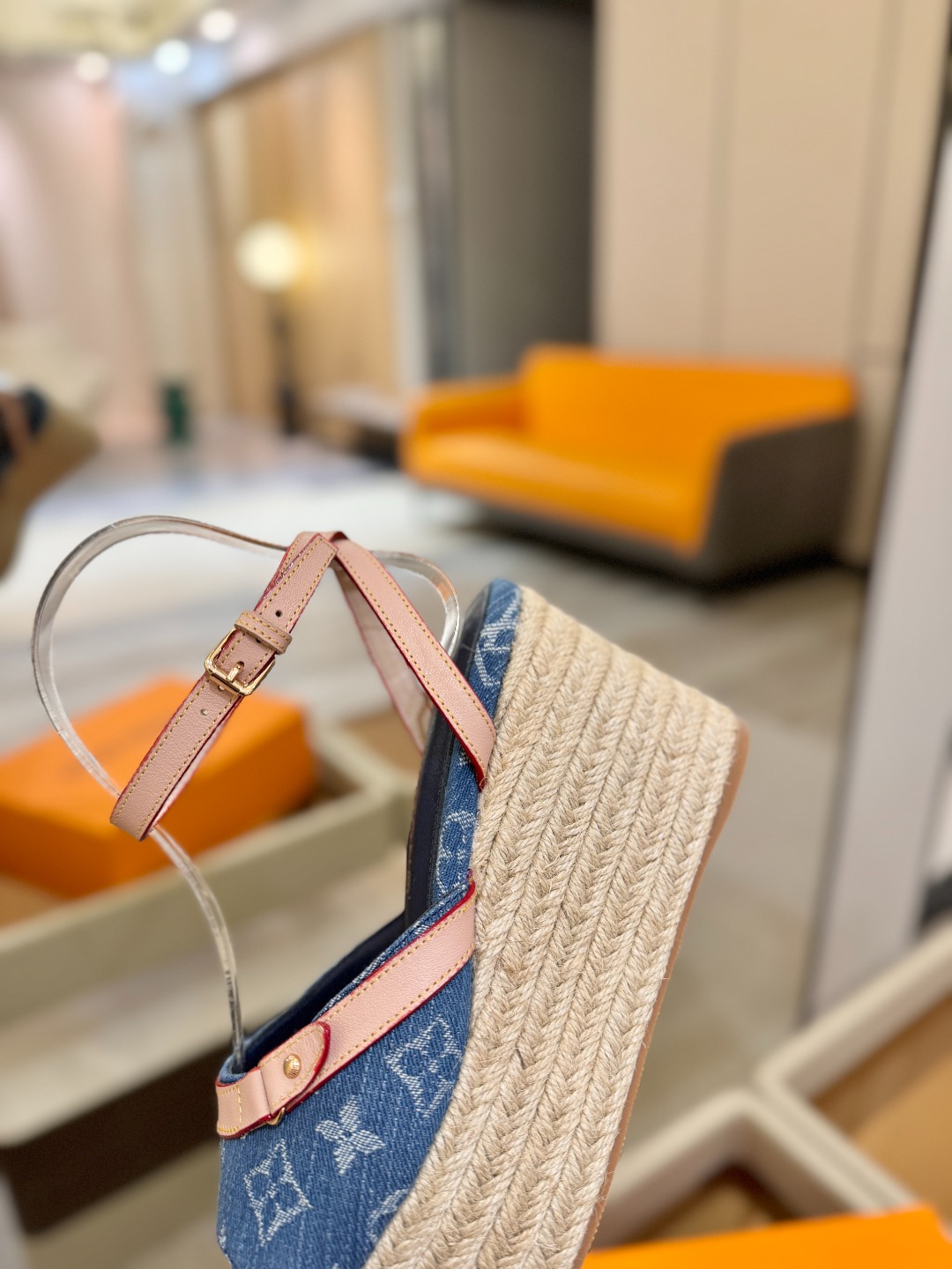 L V 走秀款厚底麻绳凉鞋 🙌 香港原版购入一比一开模 👍 今年的款式比去年增加了新原素 显得更为大牌 