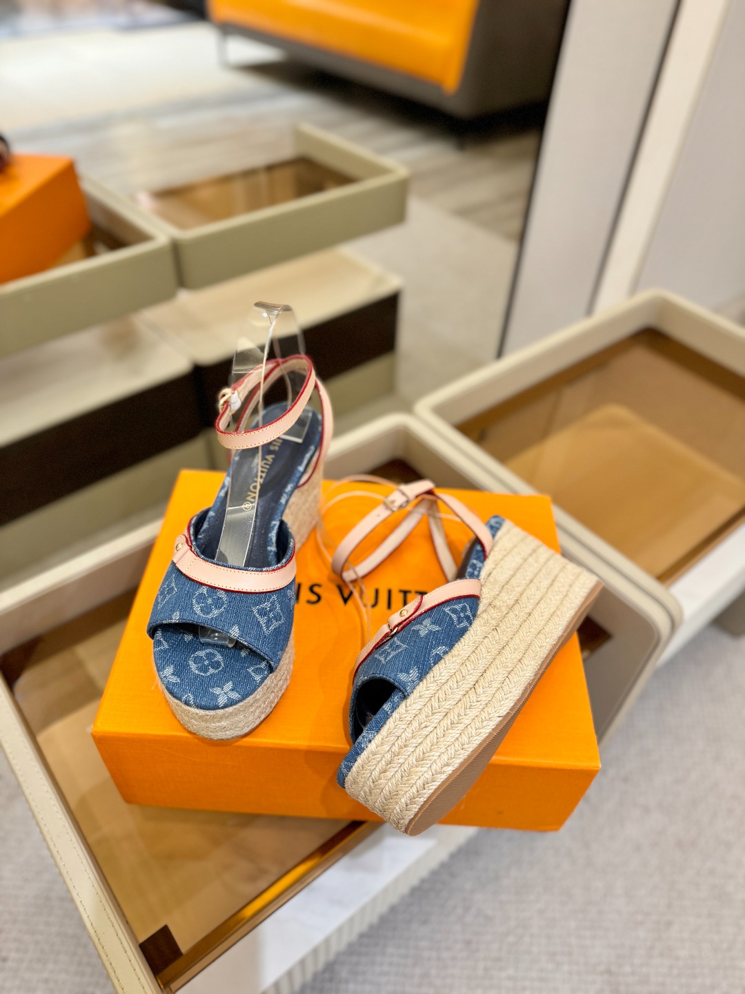 L V 走秀款厚底麻绳凉鞋 🙌 香港原版购入一比一开模 👍 今年的款式比去年增加了新原素 显得更为大牌 