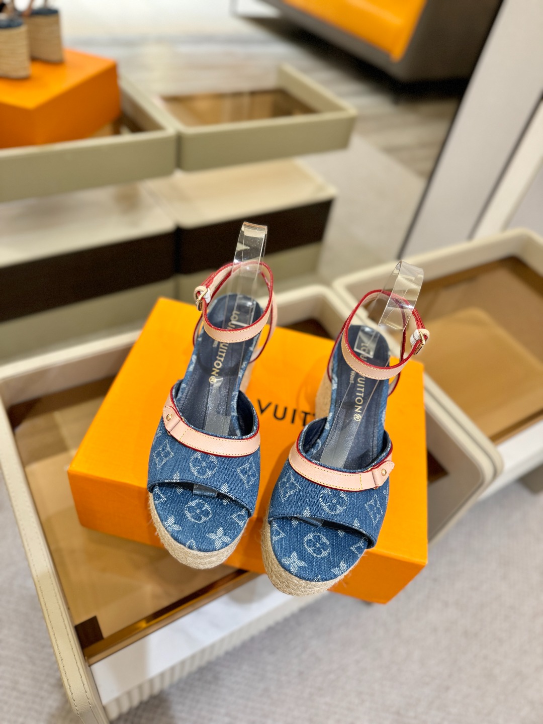L V 走秀款厚底麻绳凉鞋 🙌 香港原版购入一比一开模 👍 今年的款式比去年增加了新原素 显得更为大牌 